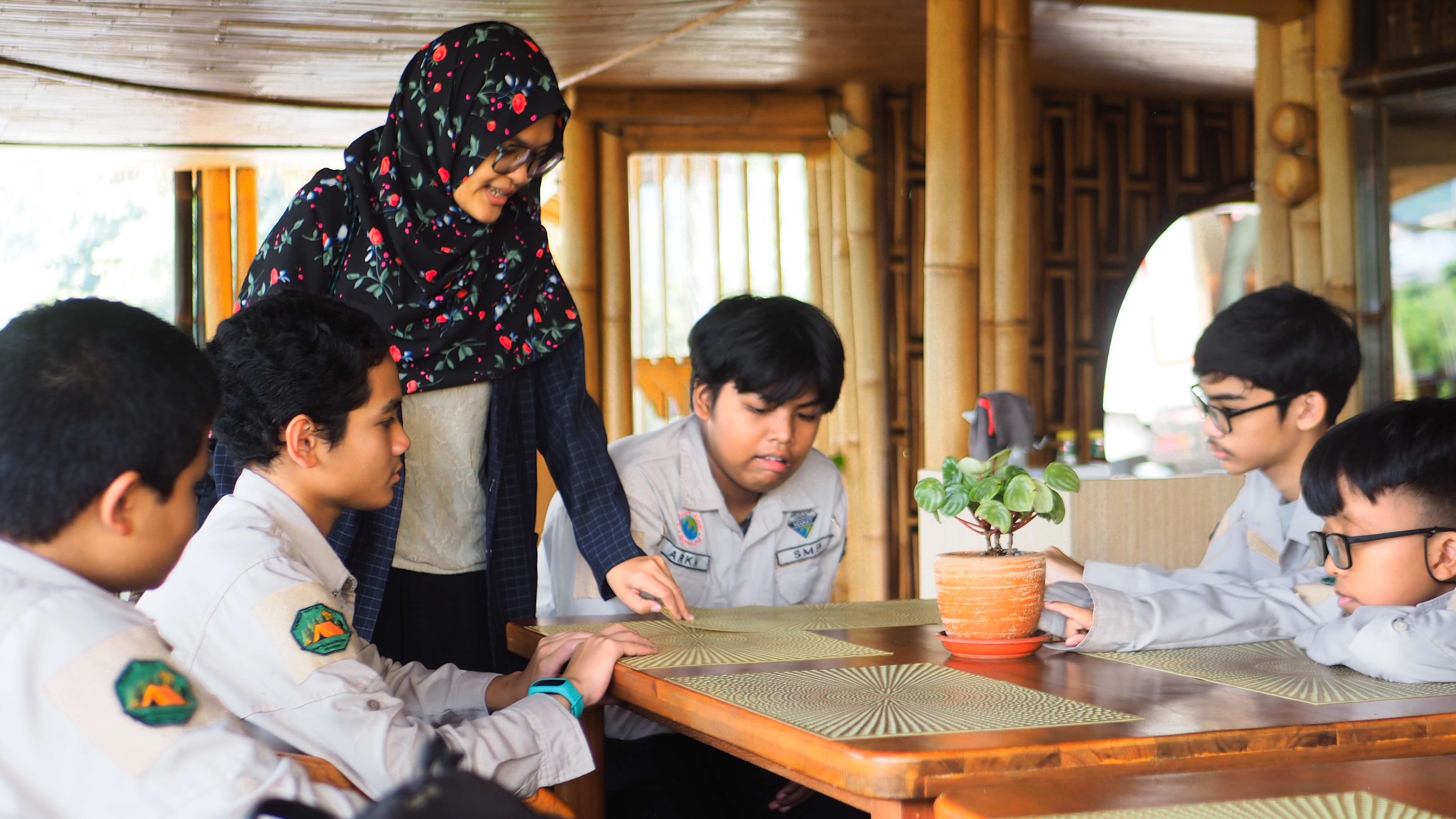 Siswa SMP Sekolah Alam Bandung melakukan grup diskusi